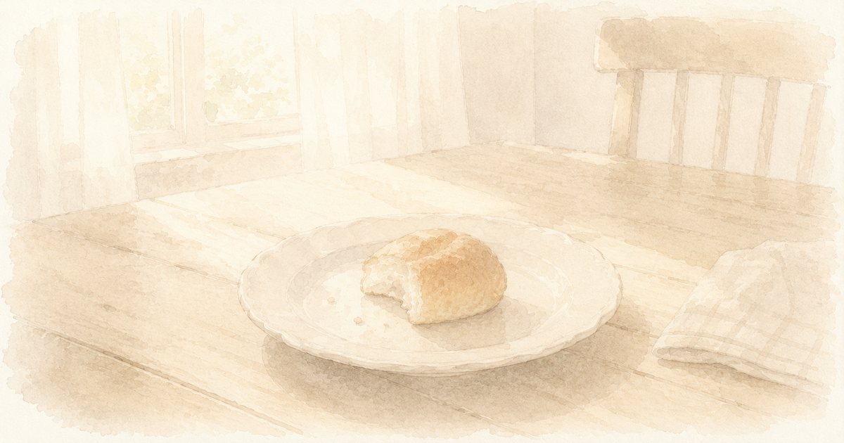 朝の食卓、少しかじられたパン