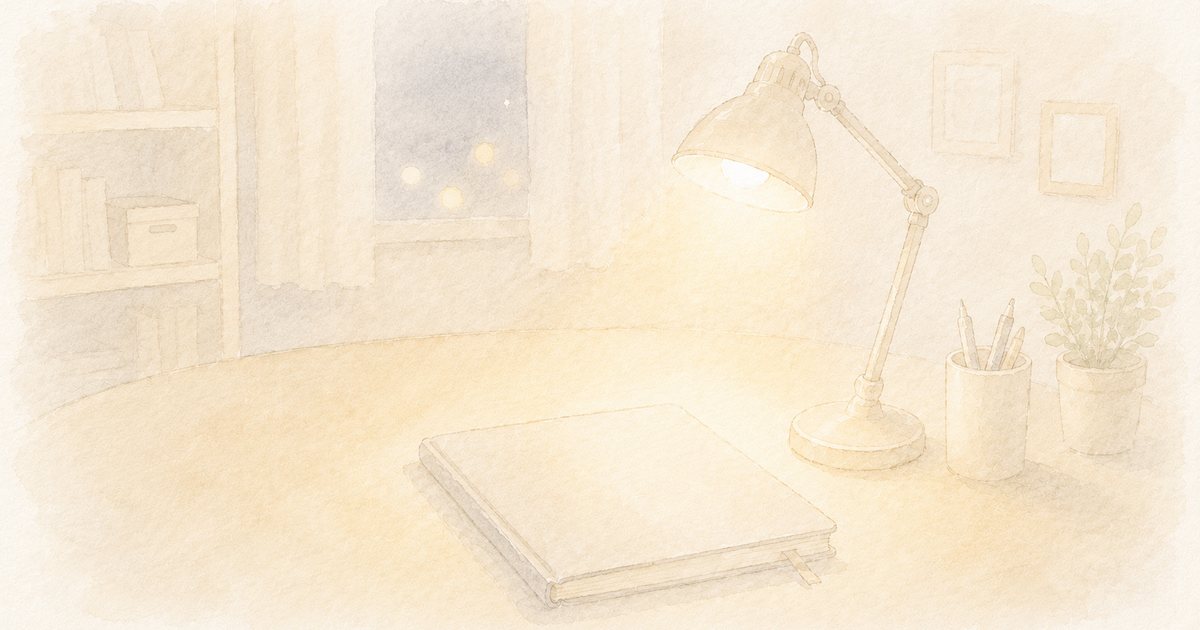 夜の机、ライトに照らされた書きかけの紙