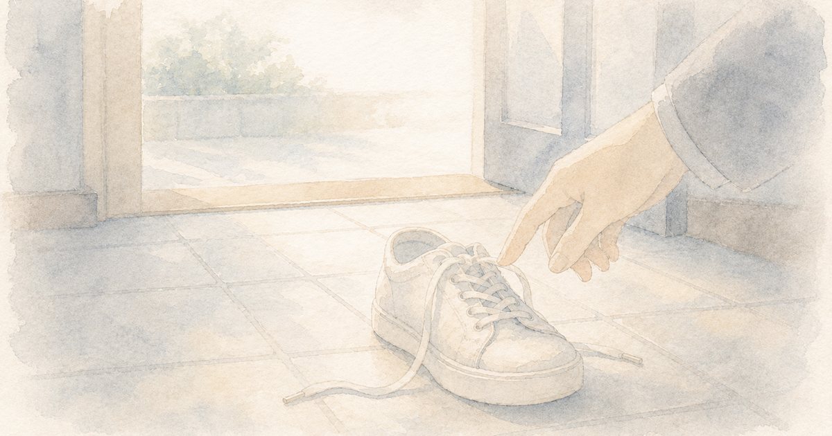 玄関の靴ひもに触れかけた指